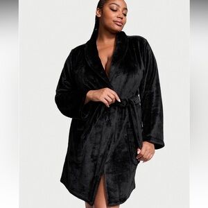 Victoria's Secret Black Cozy Short Plush Robe Size M / L NWT